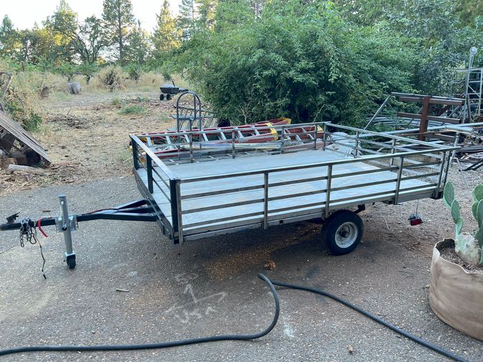 The same trailer finished, with steel side rails and a deck